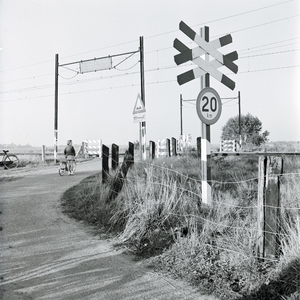 167642 Gezicht op de onbewaakte spoorwegovergang in de Weg in de Maten bij Soestdijk (gemeente Soest, lijn Baarn-Amersfoort).